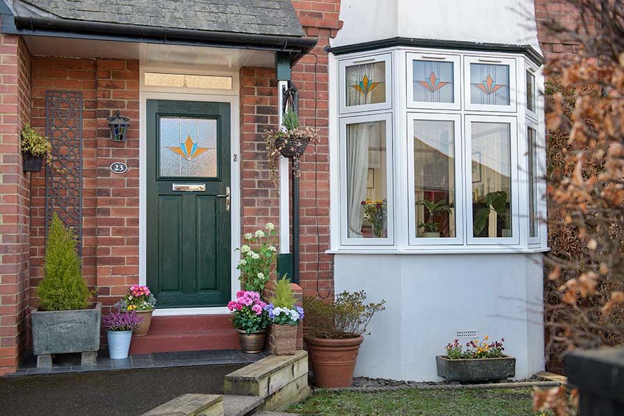 White flsuh bay window with decorative glass